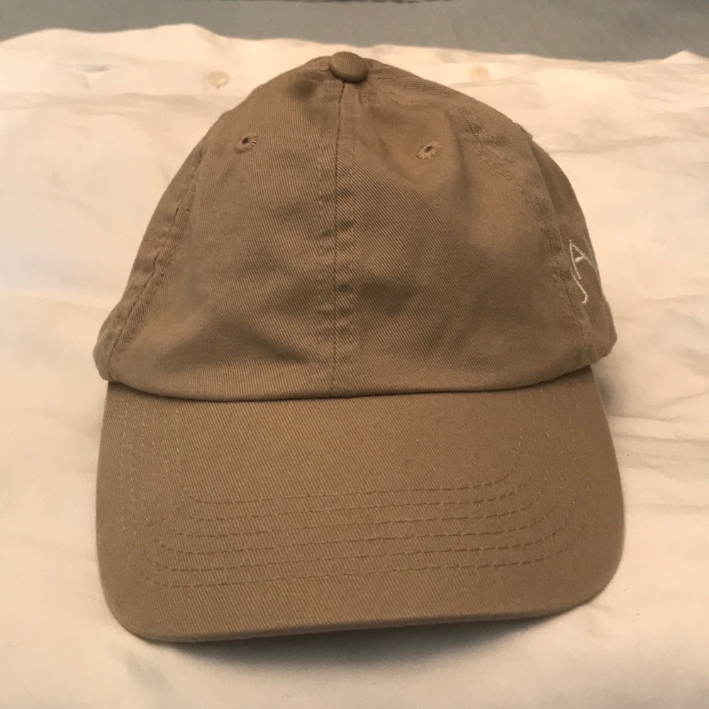 The James hat with adjustable strap. 100% cotton